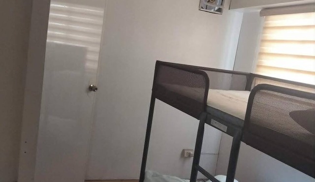 2-BR w/Full Kitchen & AC near Farmer’s Market, Araneta Coliseum & Greenhills