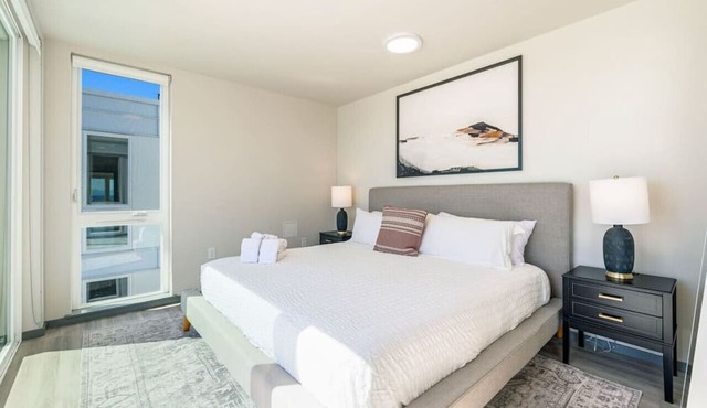 2BR Apt Panoramic Seattle Views | Private Balcony in Seattle