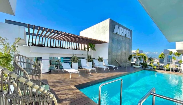 Upscale, City Center Luxury Condo, Beautifully Decorated, King Bed, Pool.
