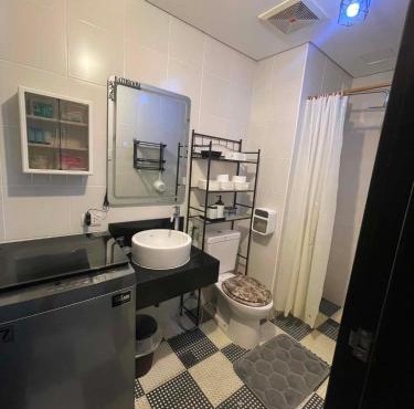 Cozy Pioneer Woodlands Tower 4 1 BR in Mandaluyong near BGC & Makati
