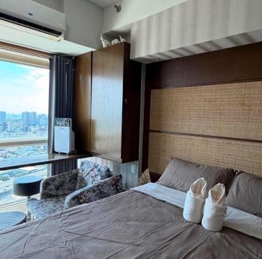 Cozy Studio Overlooking the City