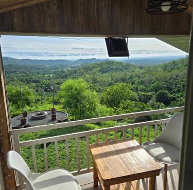 A private offgrid glass mountain cabin Accessible by ATV With Starlink Wi-Fi and panoramic views