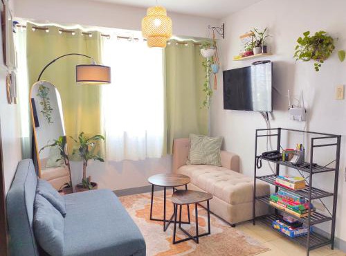 2BR Condotel in Ridgewood near NAIA Terminal 3, BGC and Venice with Pool, WIFI and Netflix