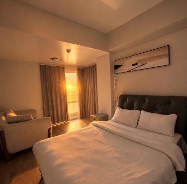 Sunset by the Bay, Modern 3BR Apt near Okada, MOA & NAIA